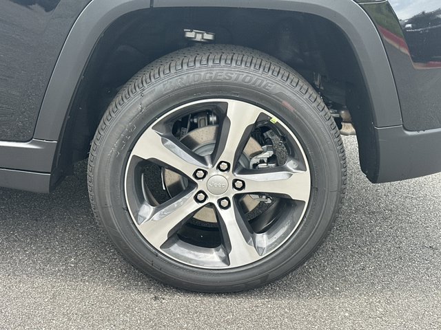 New 2026 Jeep Grand Cherokee Limited RWD image 18