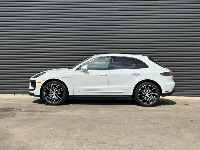 Certified 2025 Porsche Macan image 2