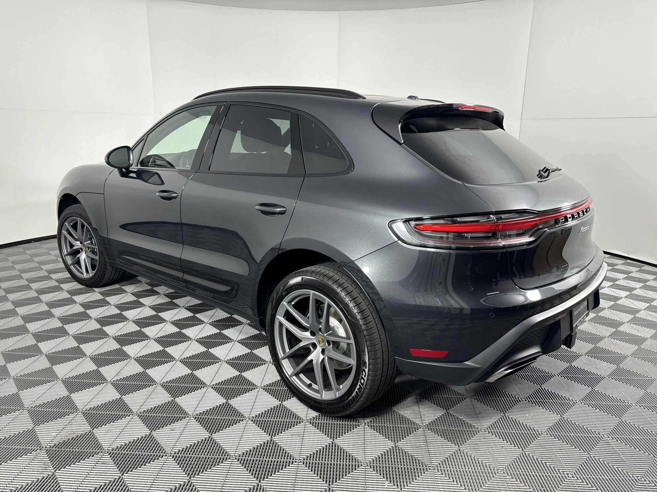 Certified 2025 Porsche Macan image 3