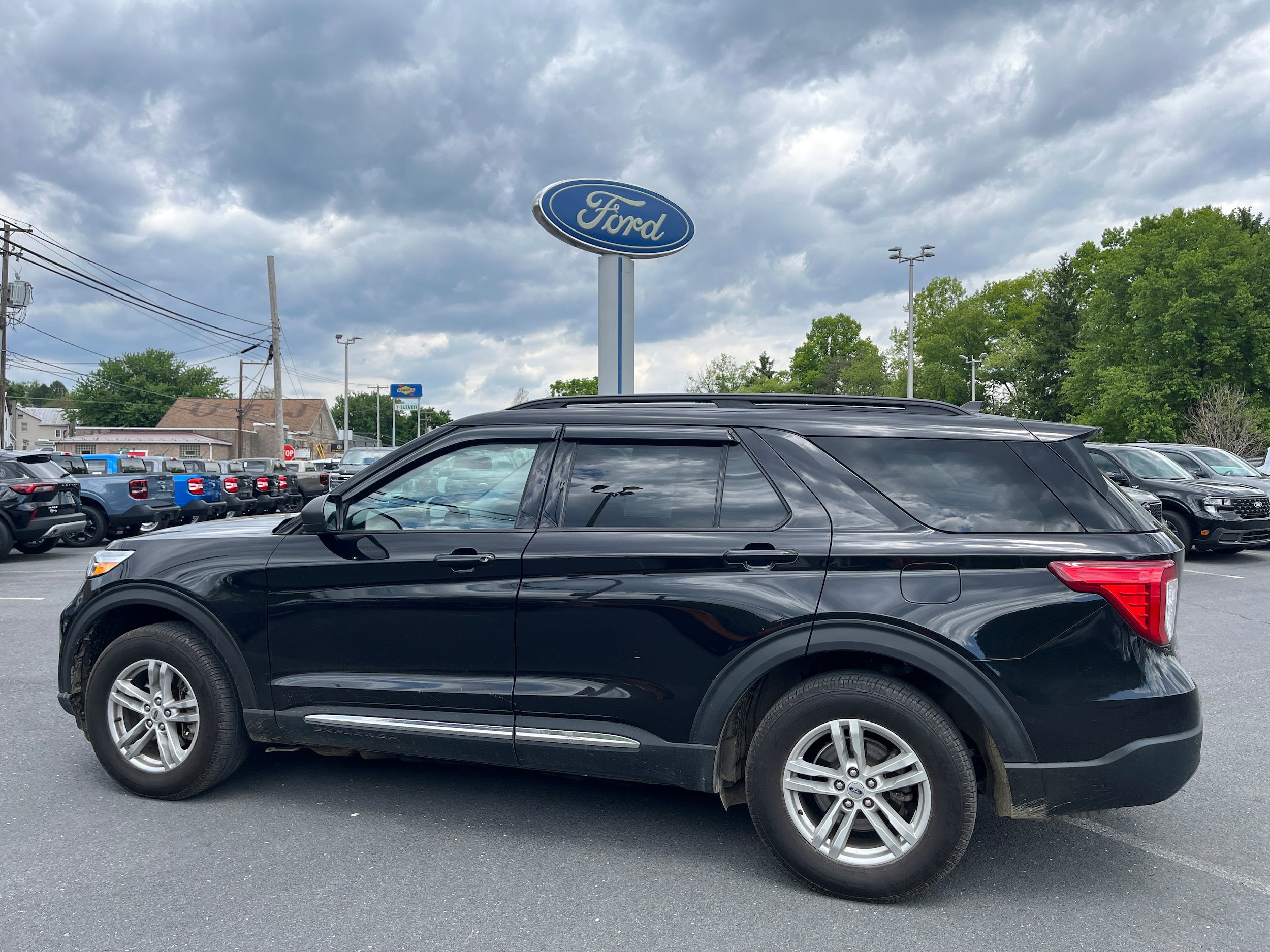 Used 2021 Ford Explorer XLT w/ Equipment Group 202A AWD/4WD image 6