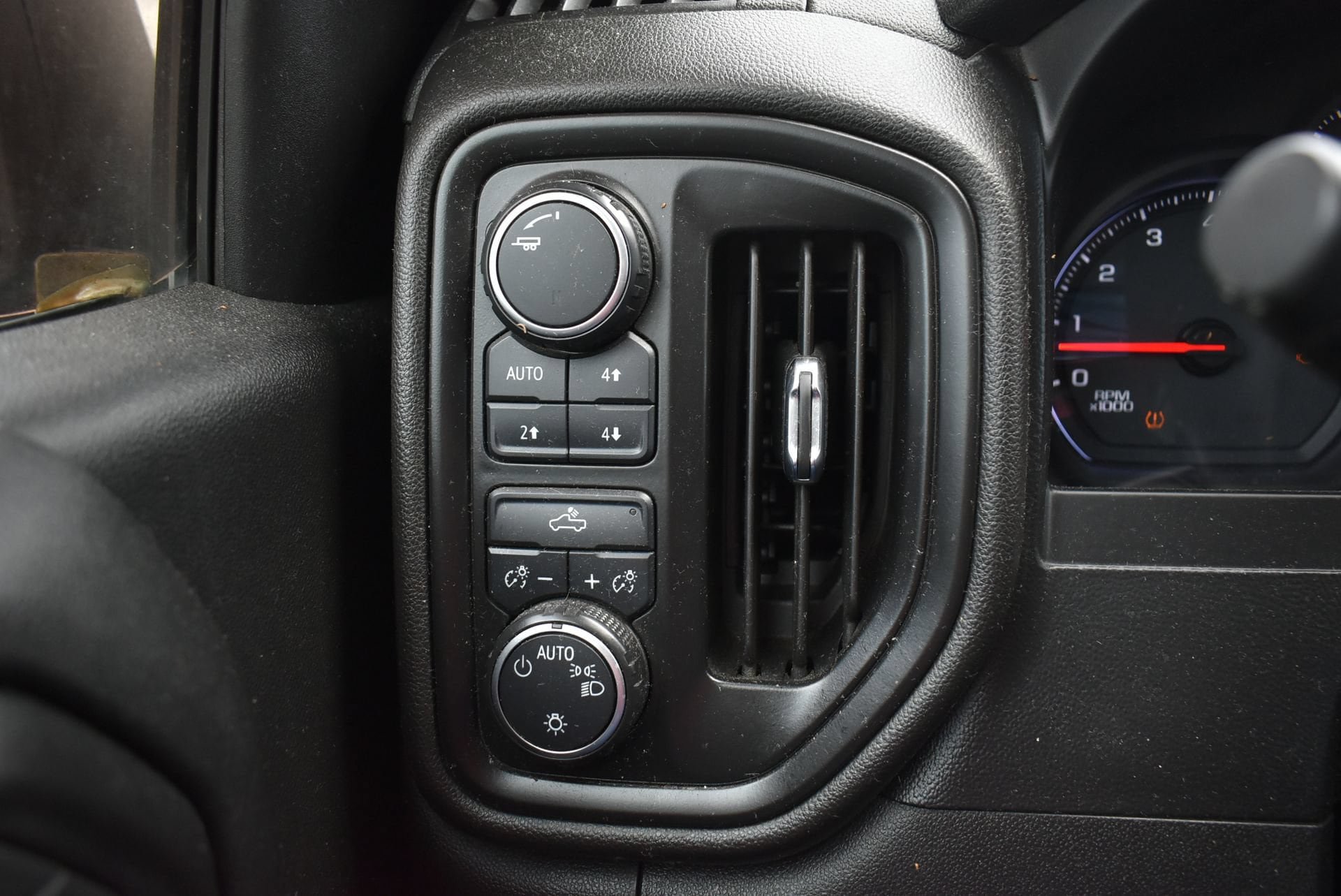 Used 2019 Chevrolet Silverado 1500 Custom Trail Boss w/ Custom Convenience Package AWD/4WD image 16