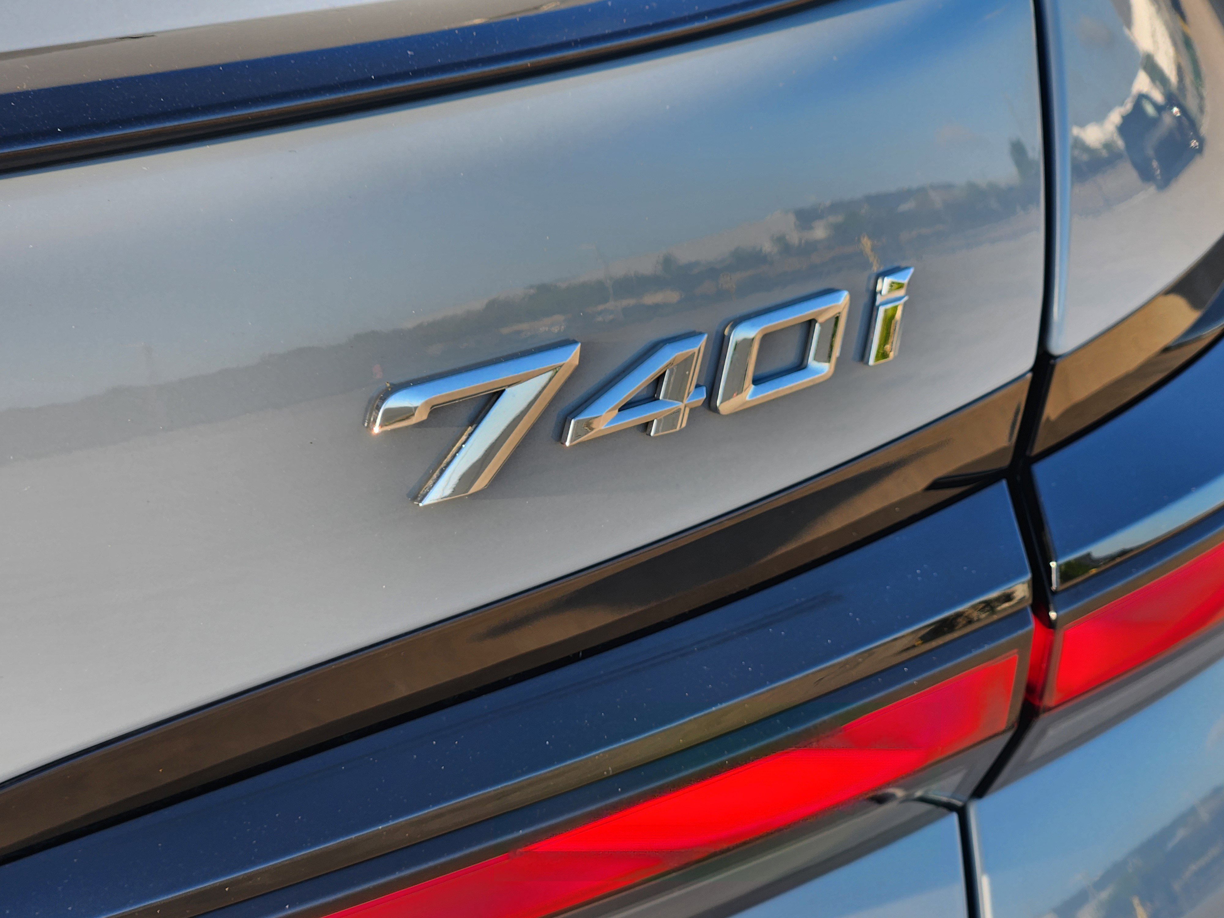 Used 2025 BMW 740i xDrive w/ Premium Package image 11