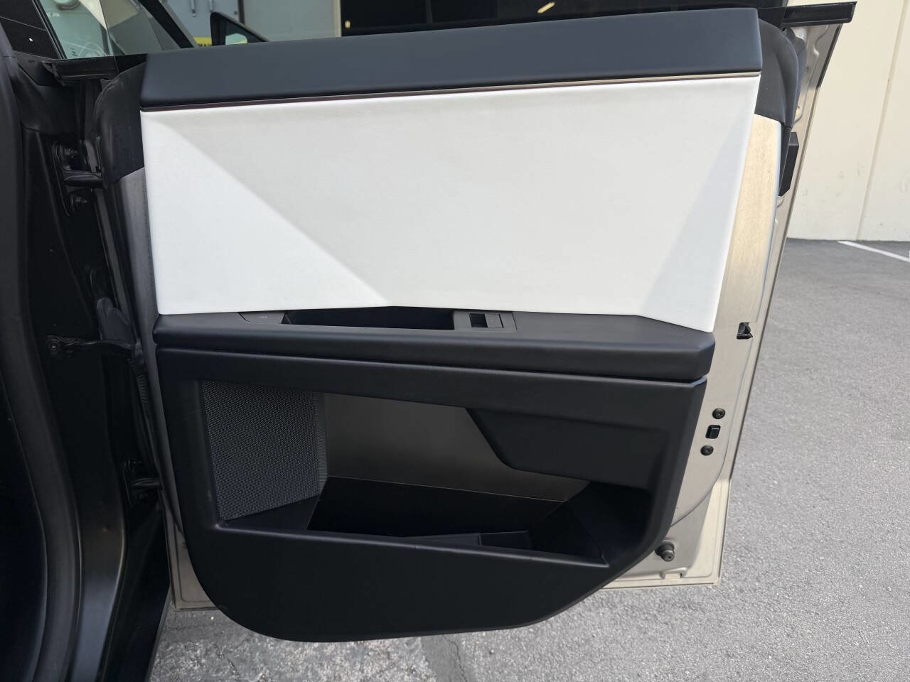 Used 2024 Tesla Cybertruck AWD Crew Cab image 20