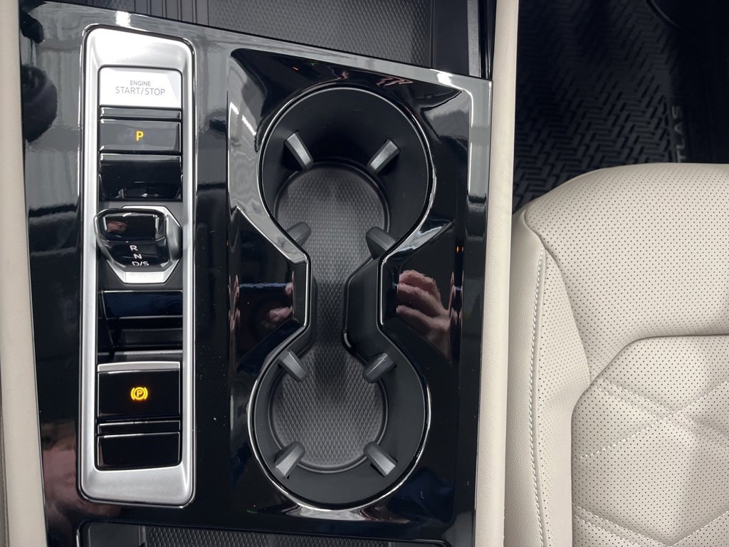 Certified 2025 Volkswagen Atlas SE image 27