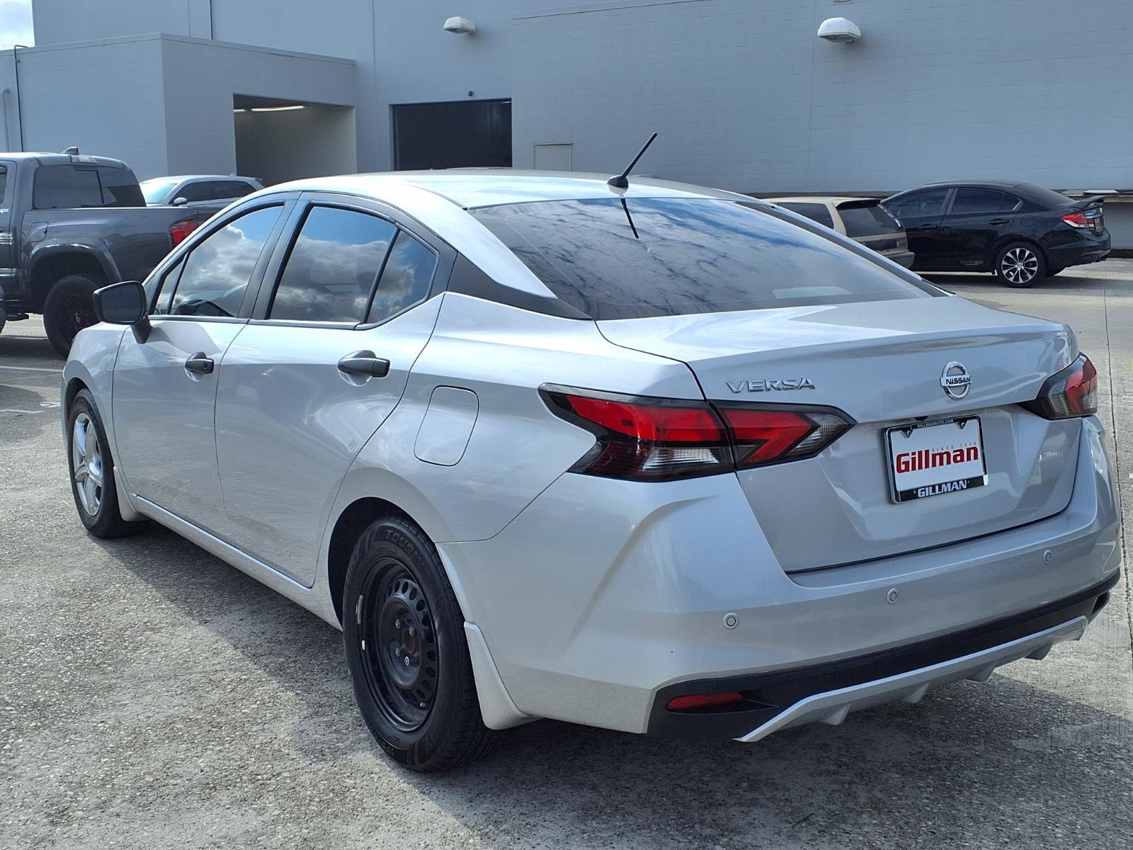 Used 2020 Nissan Versa S FWD image 3