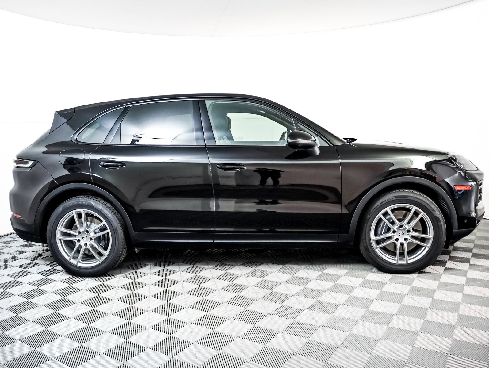 Used 2025 Porsche Cayenne image 9