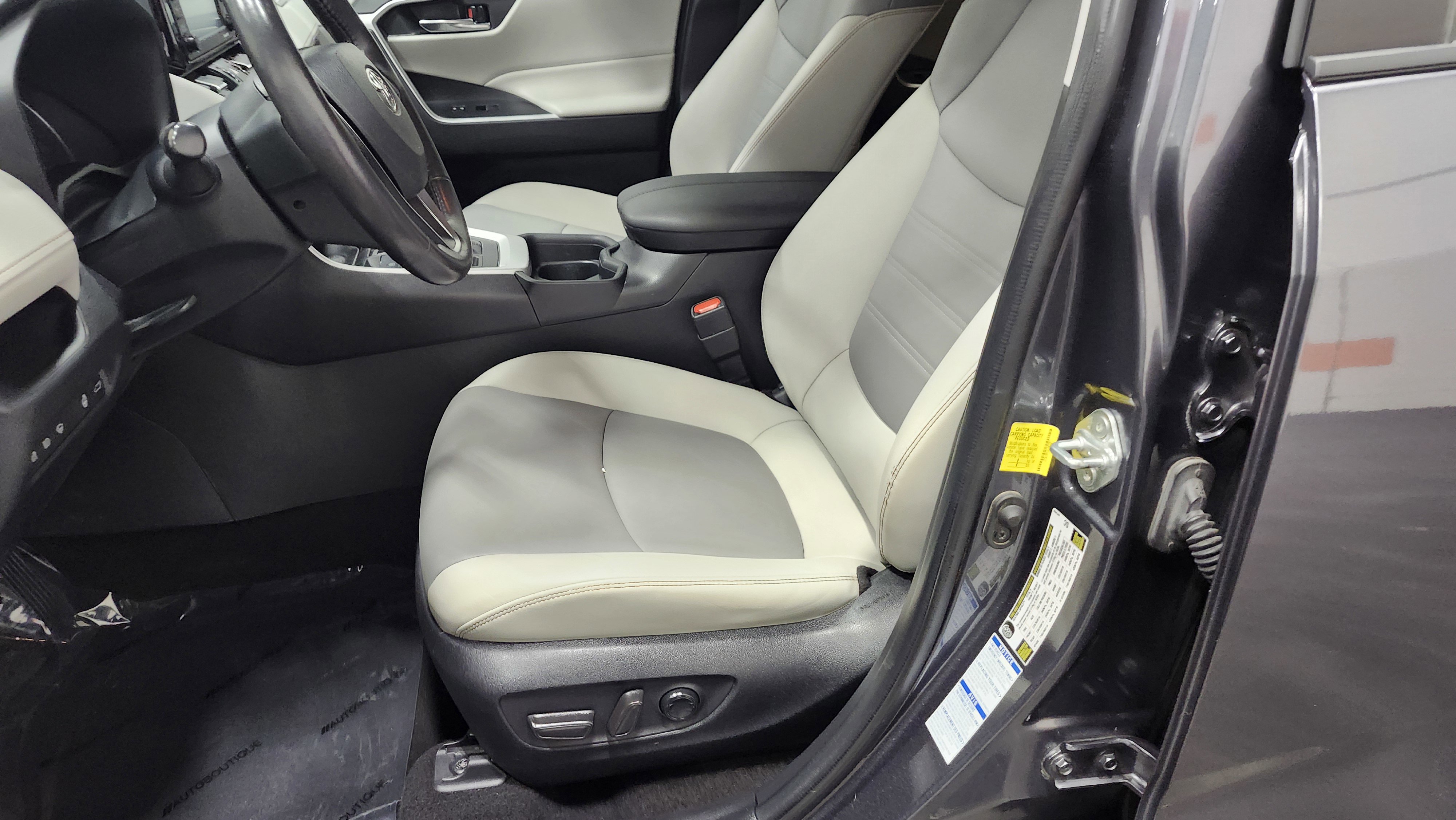 Used 2020 Toyota RAV4 XLE Premium image 19