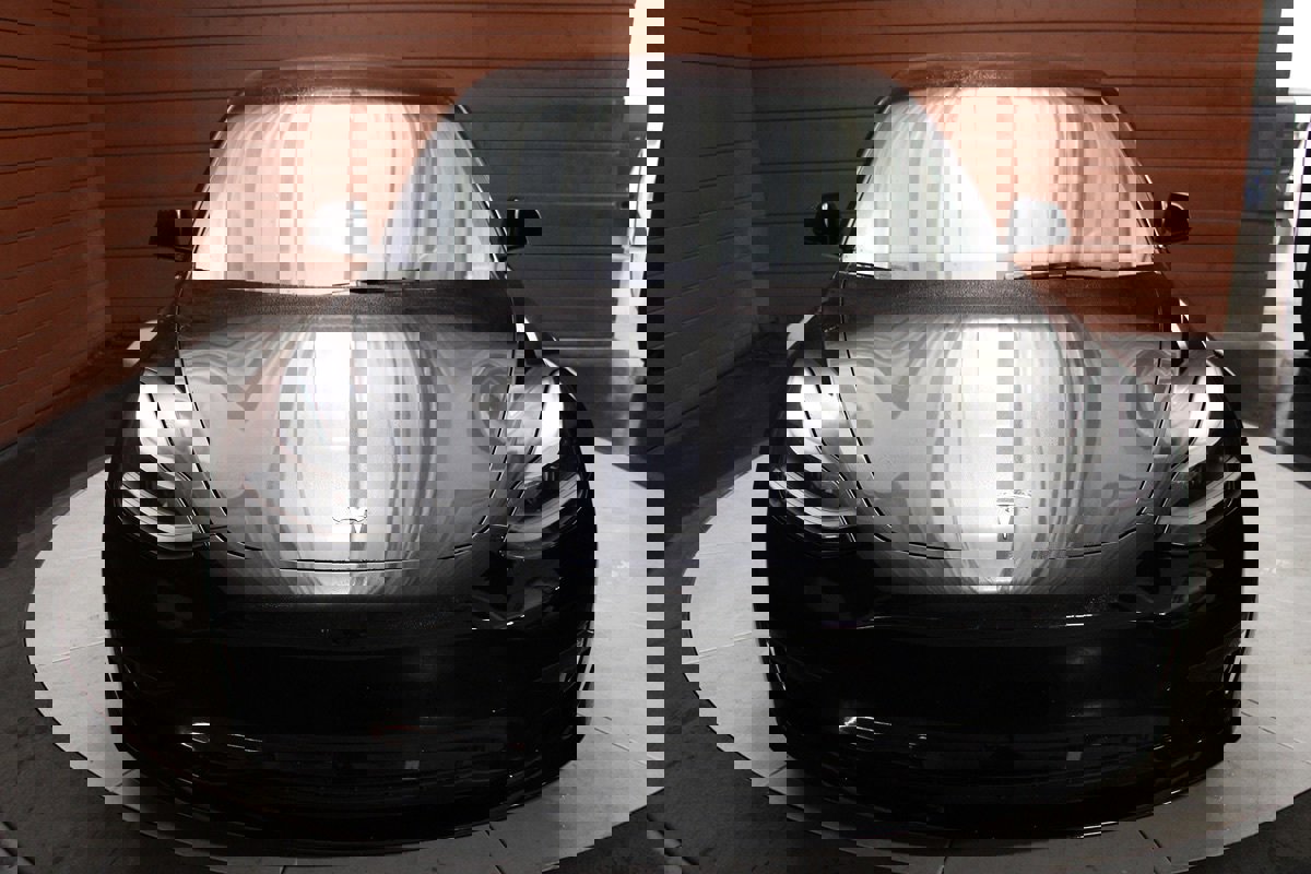 Used 2023 Tesla Model 3 Standard Range image 2