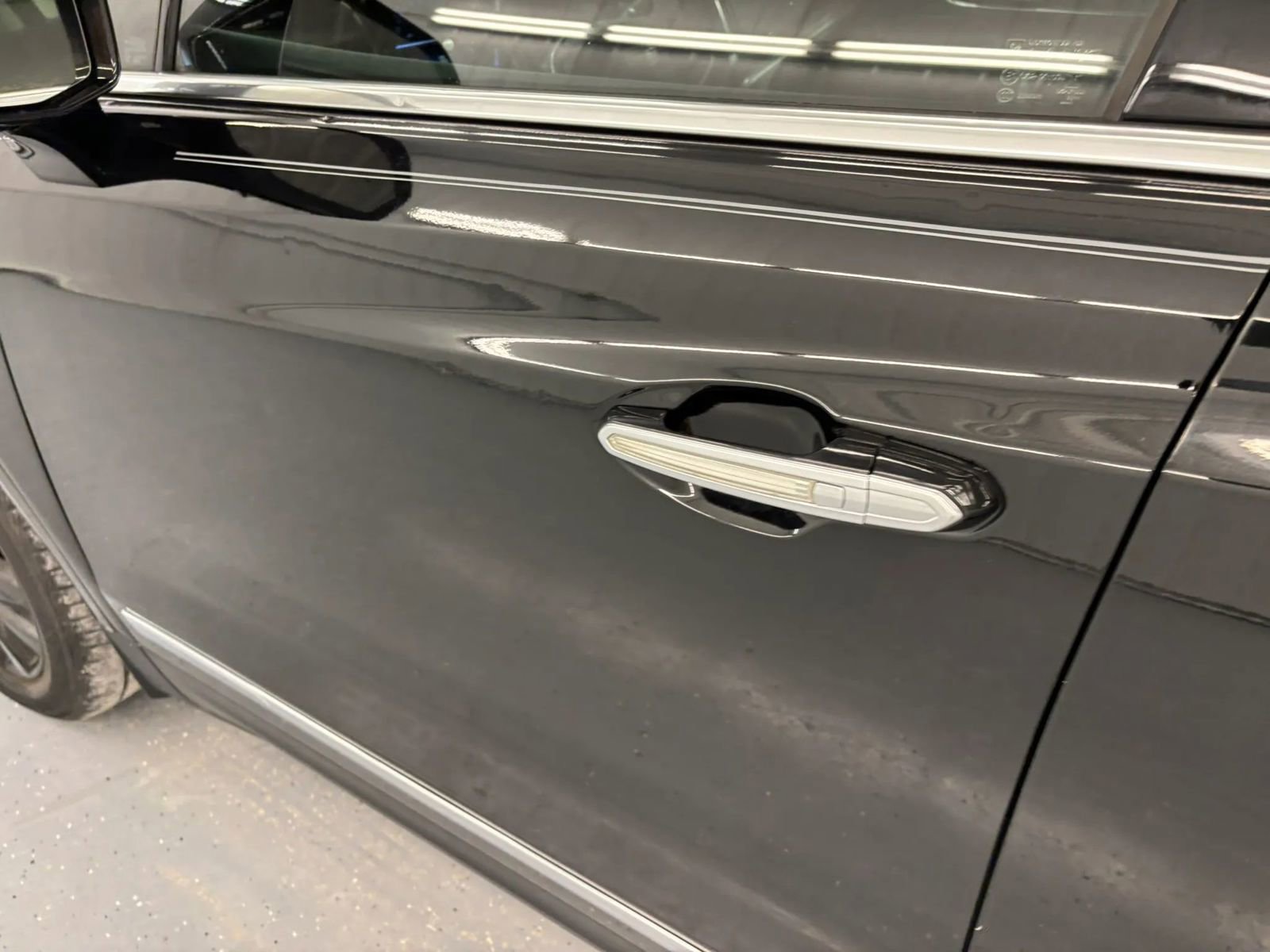 Used 2017 Cadillac XT5 Premium Luxury w/ LPO, Wheel Lock Package image 19