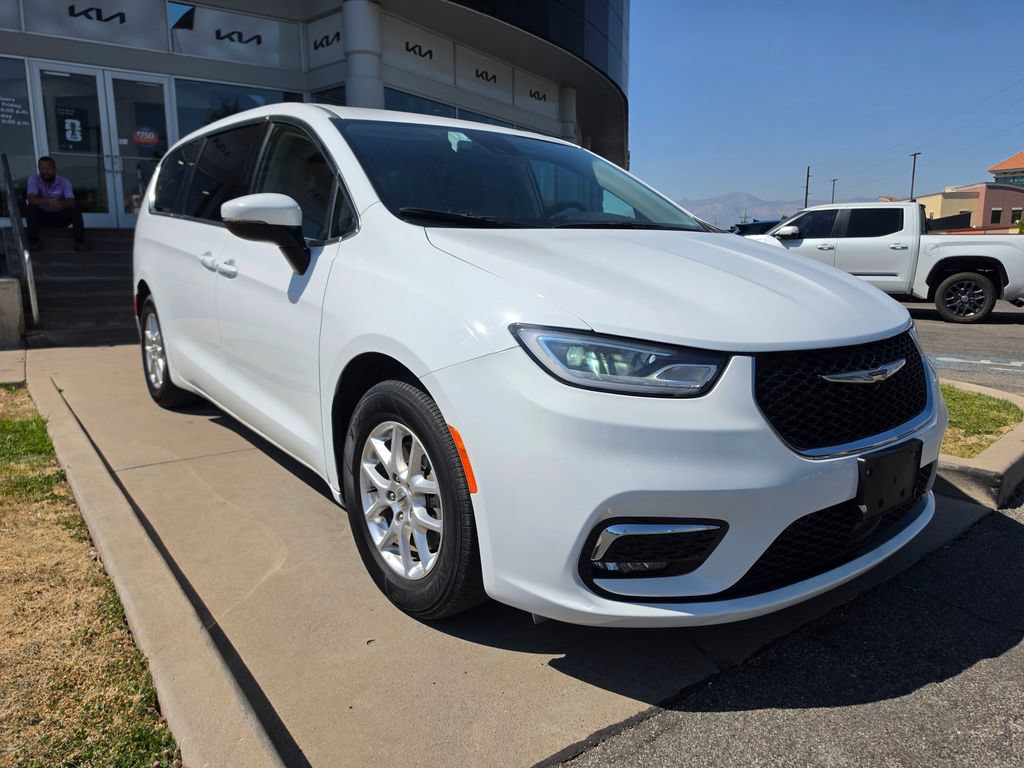 Used 2023 Chrysler Pacifica Touring-L FWD image 3