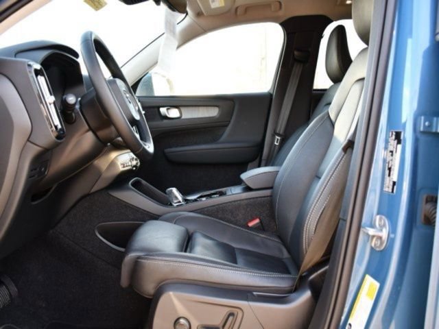 Certified 2025 Volvo XC40 B5 Plus AWD/4WD image 11