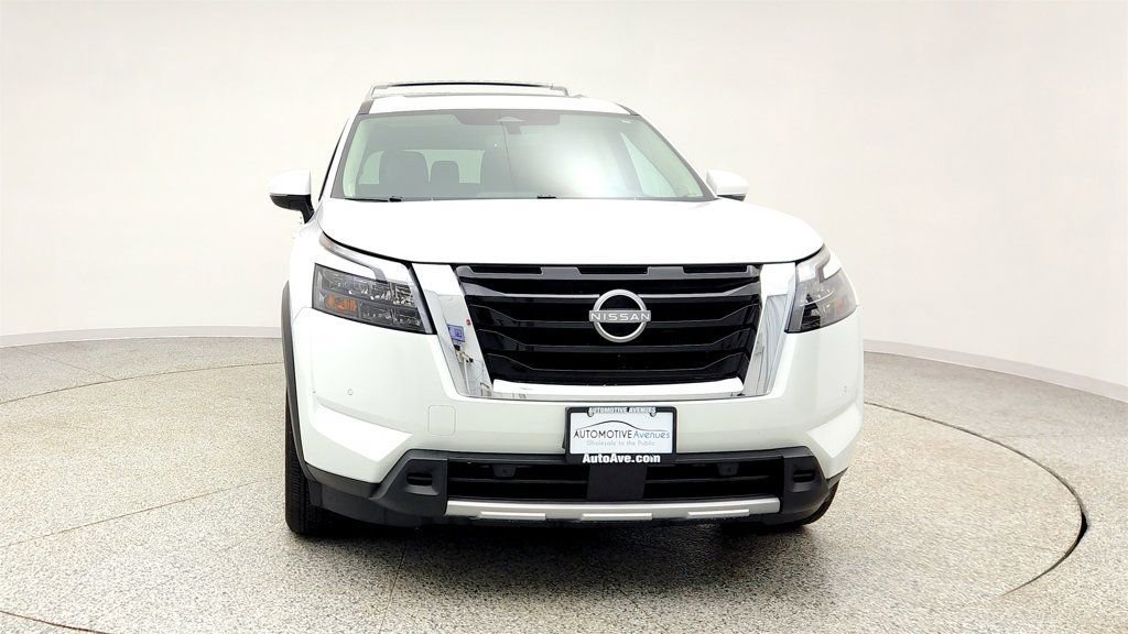 Used 2025 Nissan Pathfinder Platinum image 2