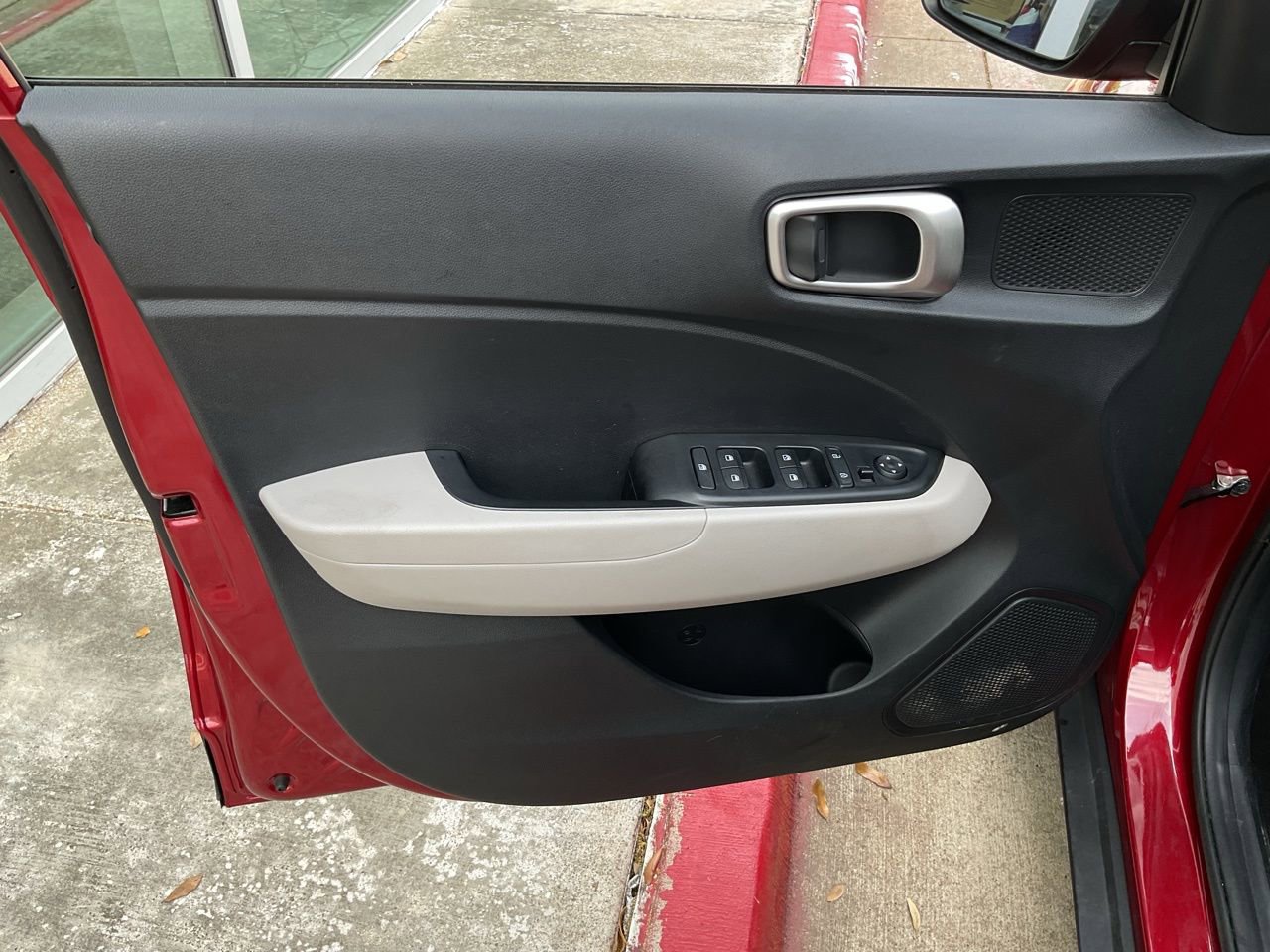 Used 2025 Hyundai Venue SEL image 12