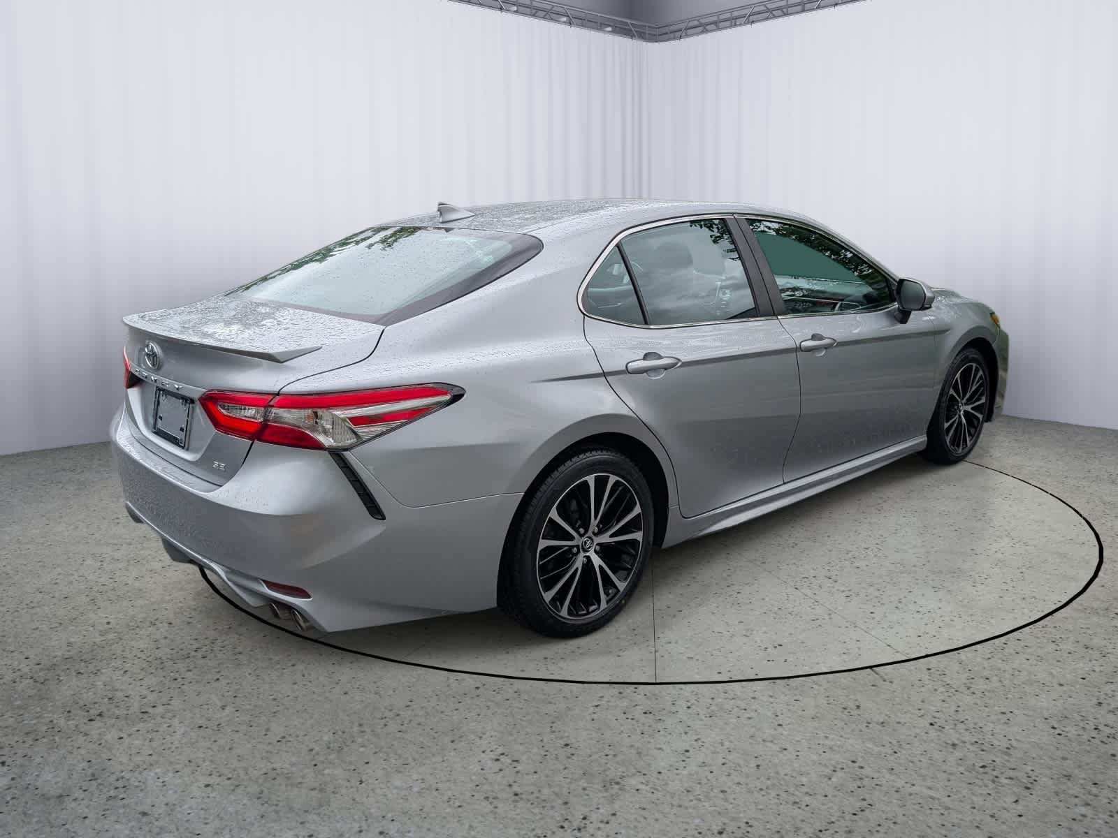Used 2019 Toyota Camry SE w/ Carpet Mat Package FWD image 3