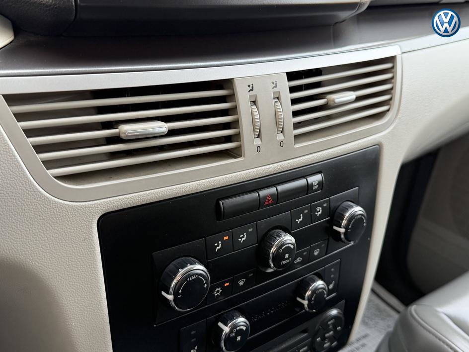 Used 2010 Volkswagen Routan SE FWD image 22