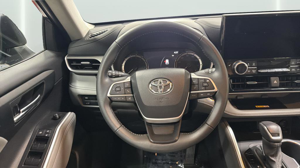Used 2025 Toyota Highlander XLE AWD/4WD image 22
