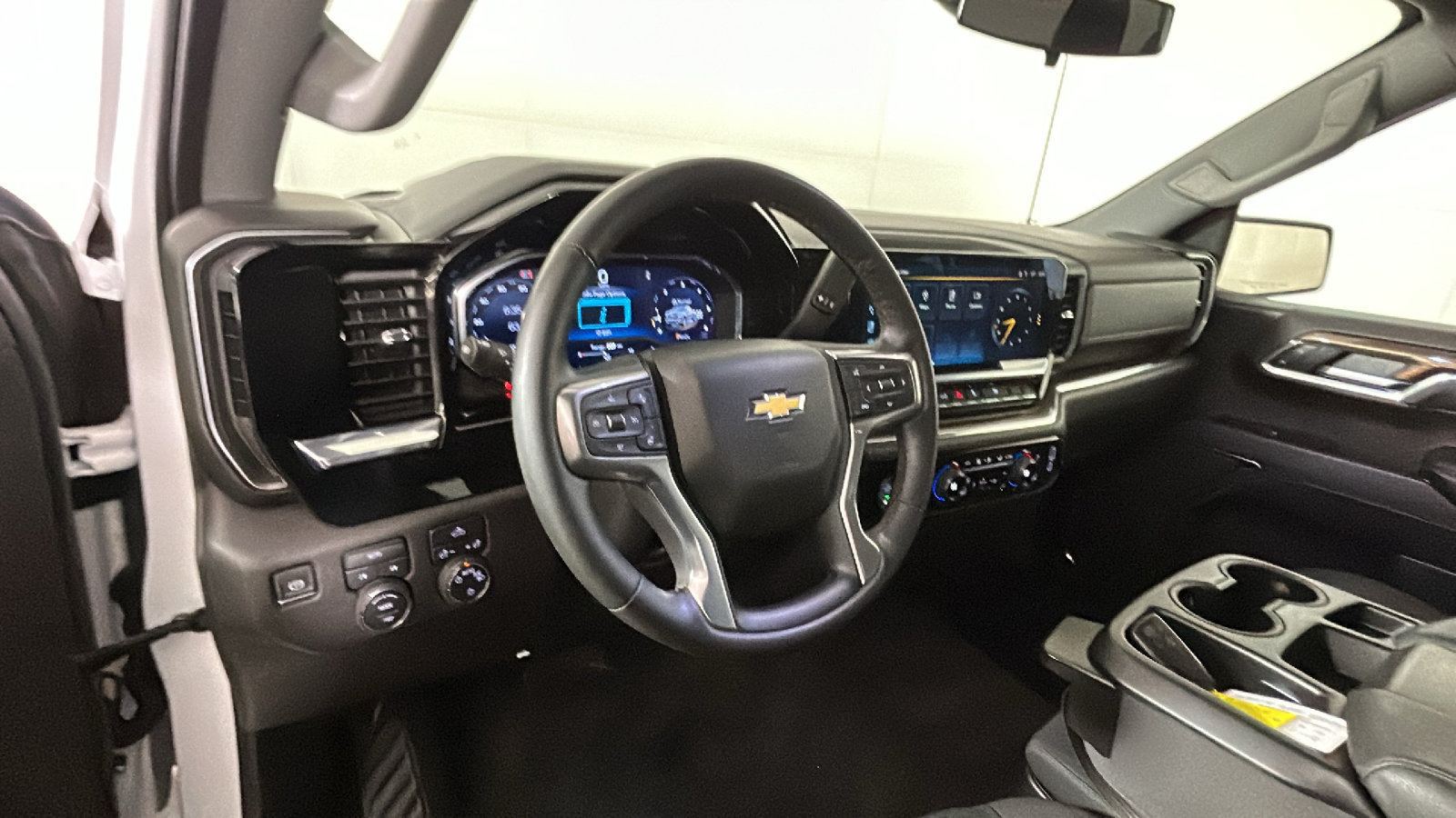 Used 2024 Chevrolet Silverado 1500 LT AWD/4WD image 16