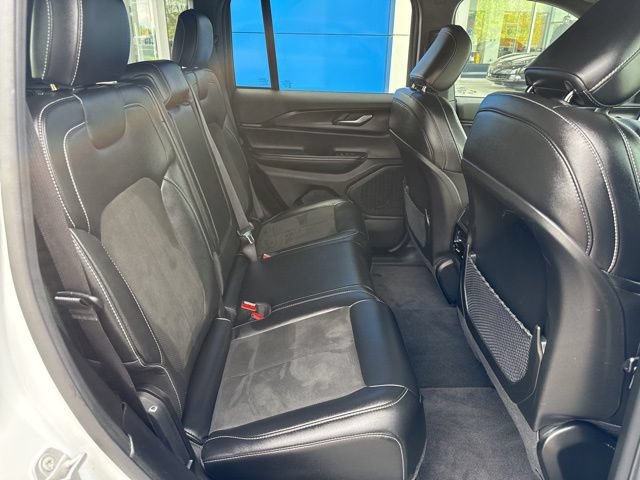Used 2025 Jeep Grand Cherokee Altitude AWD/4WD image 32