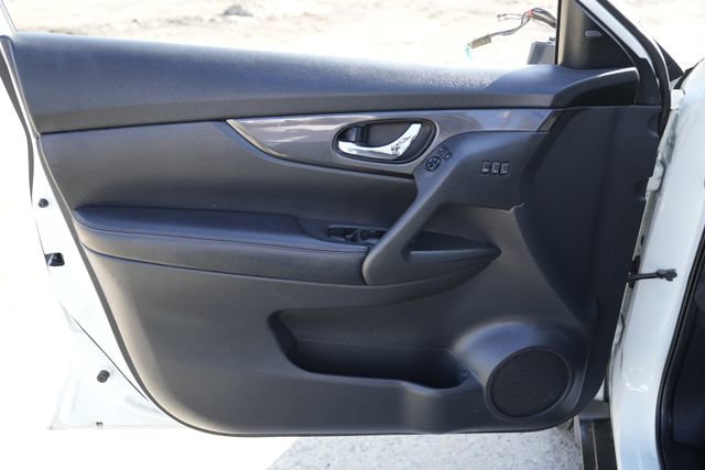 Used 2018 Nissan Rogue SV w/ Premium Package image 19