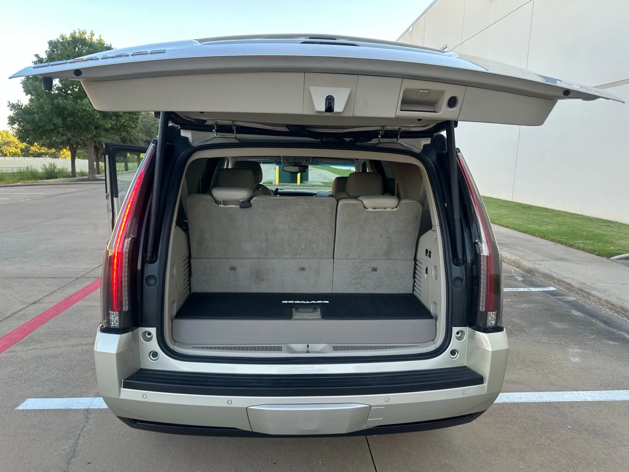 Used 2015 Cadillac Escalade Luxury image 22