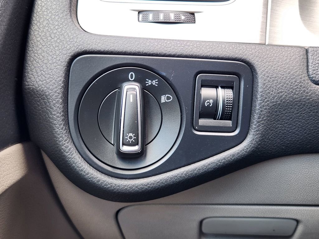 Used 2016 Volkswagen Golf S FWD image 18