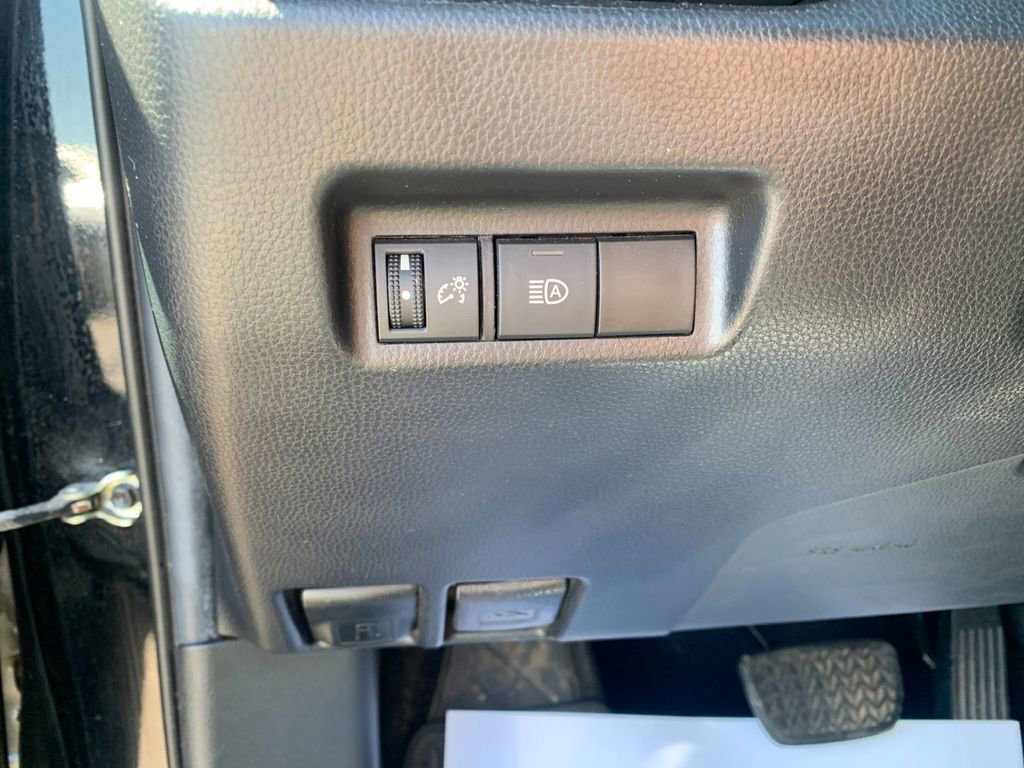 Used 2021 Toyota RAV4 LE image 32