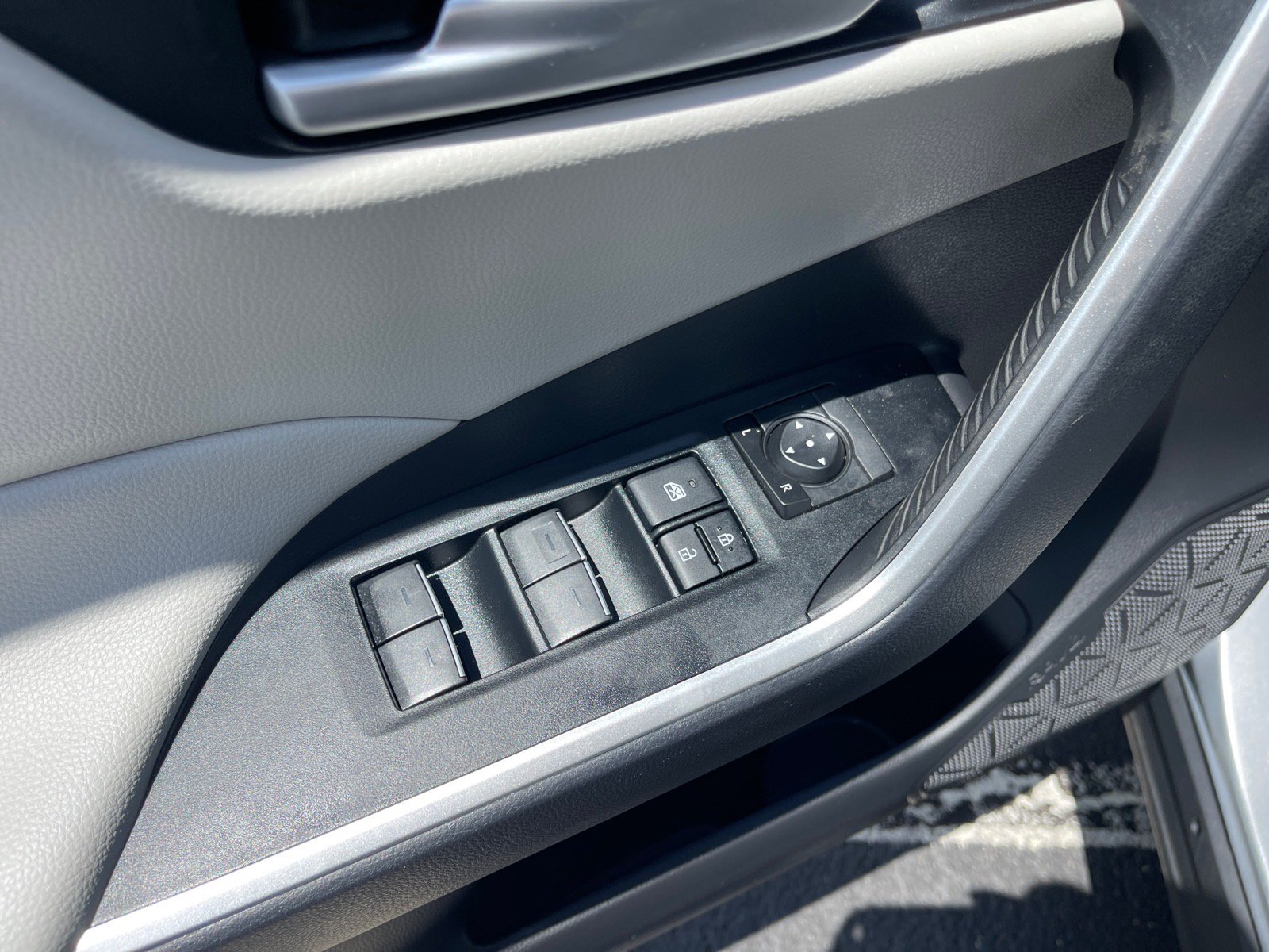 Used 2025 Toyota RAV4 XLE w/ Convenience Package FWD image 8