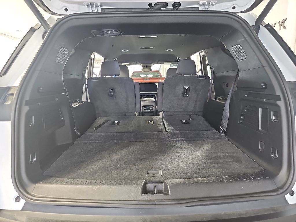 Used 2025 Chevrolet Traverse LT AWD/4WD image 18
