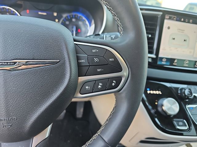 Used 2024 Chrysler Pacifica Touring-L FWD image 19
