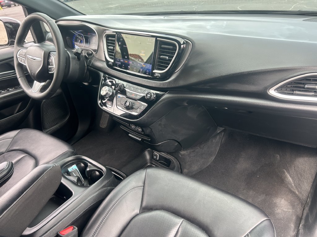 Used 2025 Chrysler Pacifica Select FWD image 36