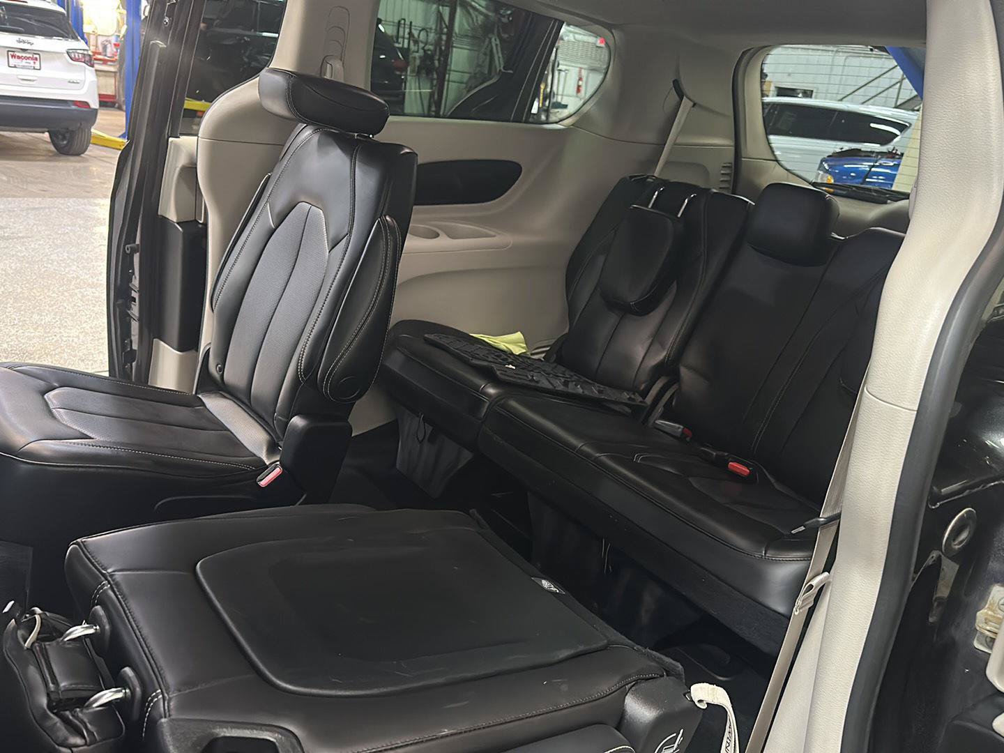 Used 2023 Chrysler Pacifica Touring-L FWD image 28