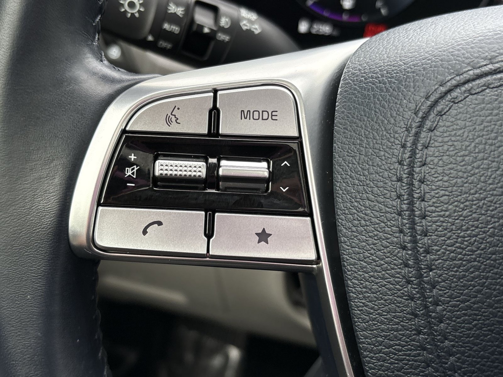 Used 2024 Kia Telluride SX w/ Towing Package FWD image 22