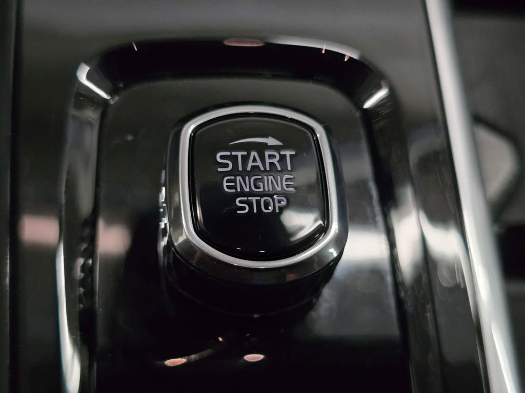 Certified 2025 Volvo XC90 B6 Core w/ Climate Package image 33