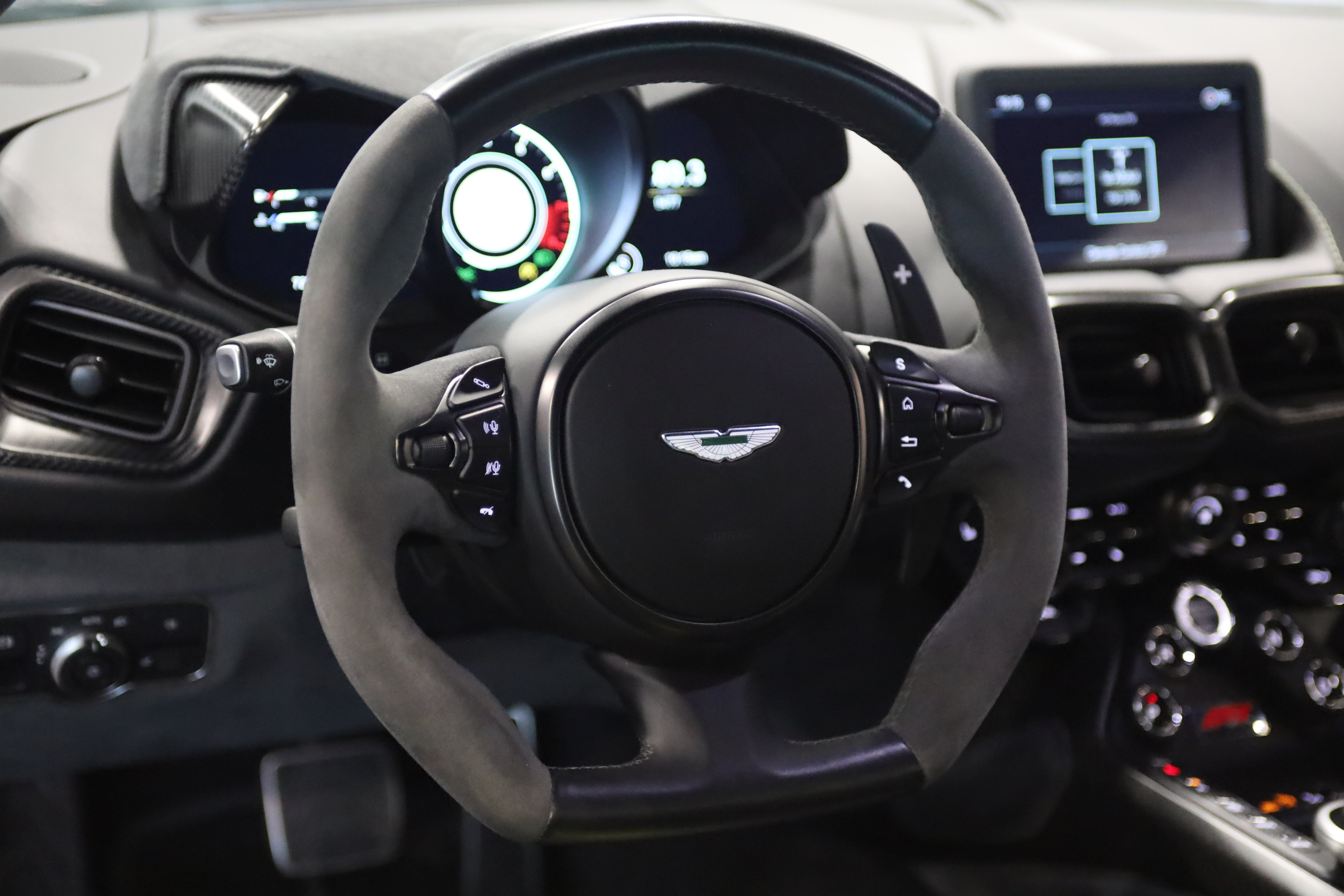 Used 2023 Aston Martin V8 Vantage Coupe RWD image 23