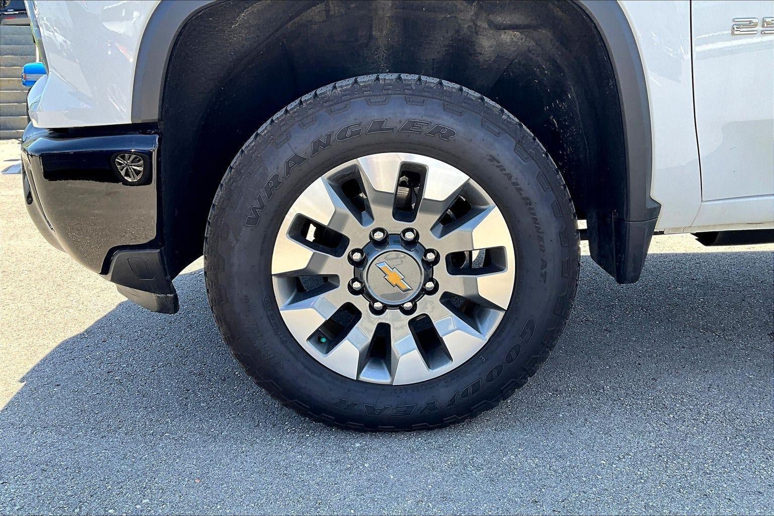 Used 2025 Chevrolet Silverado 2500 Custom w/ Custom Value Package AWD/4WD image 9