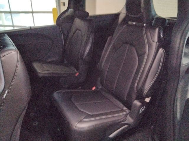 New 2026 Chrysler Pacifica Select image 10