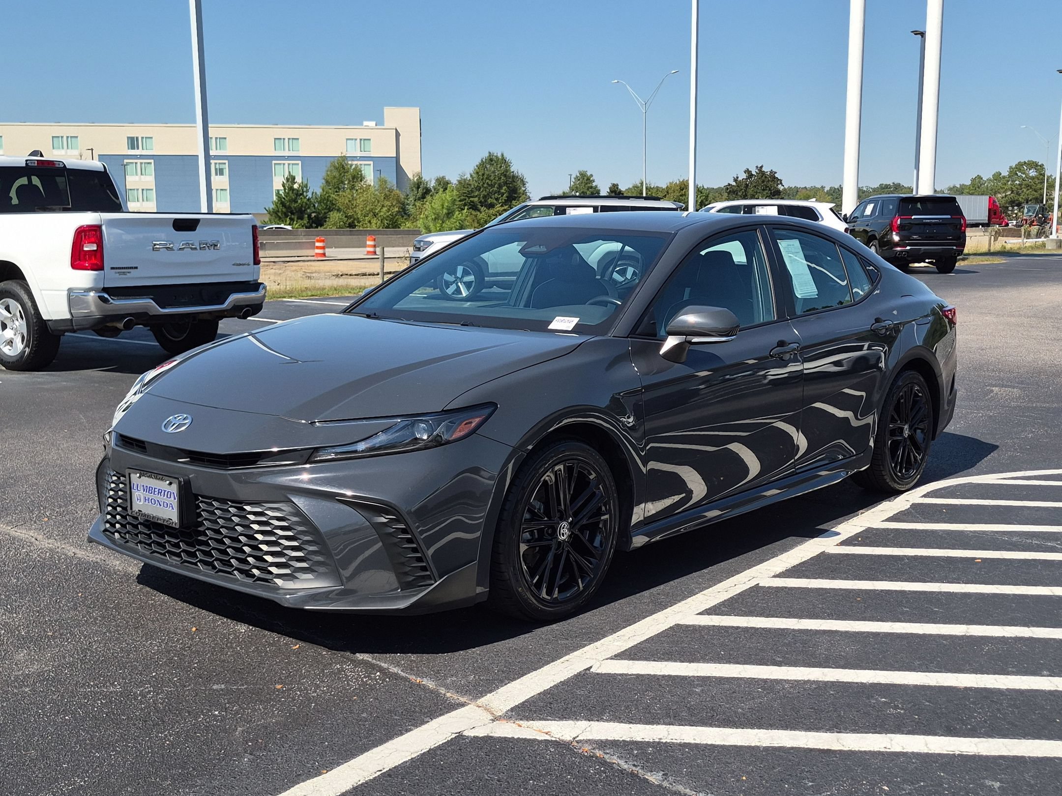 Used 2025 Toyota Camry SE FWD image 7