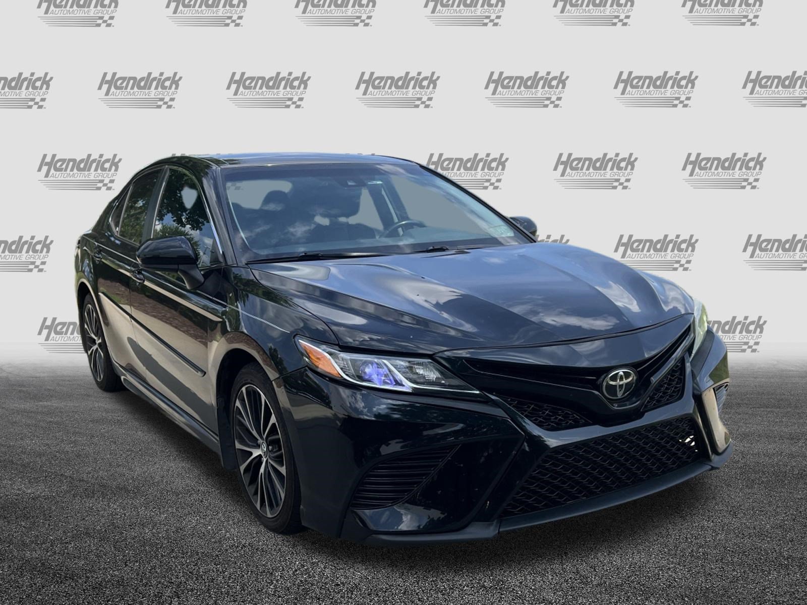 Used 2019 Toyota Camry SE FWD image 2