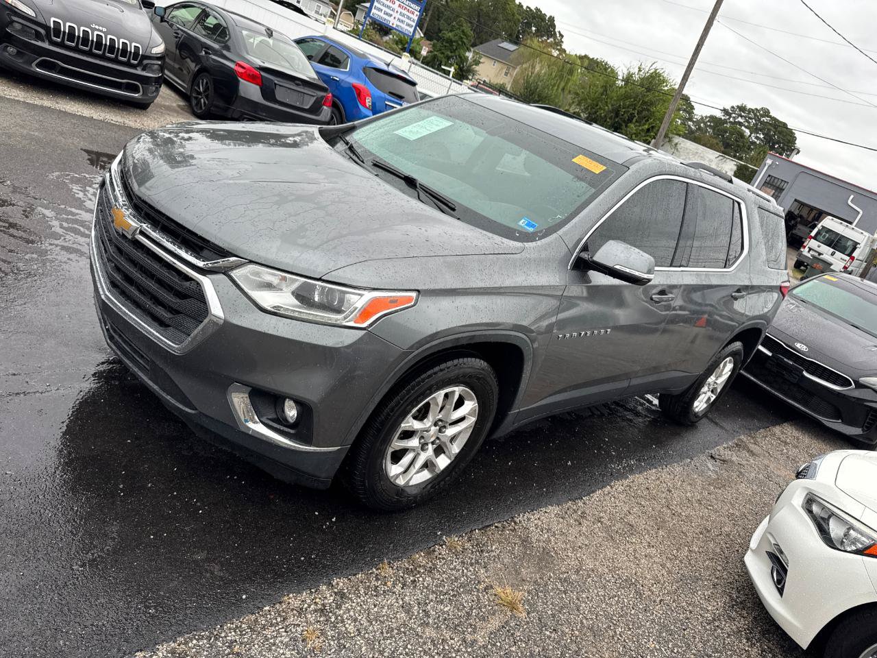 Used 2018 Chevrolet Traverse LT FWD image 3