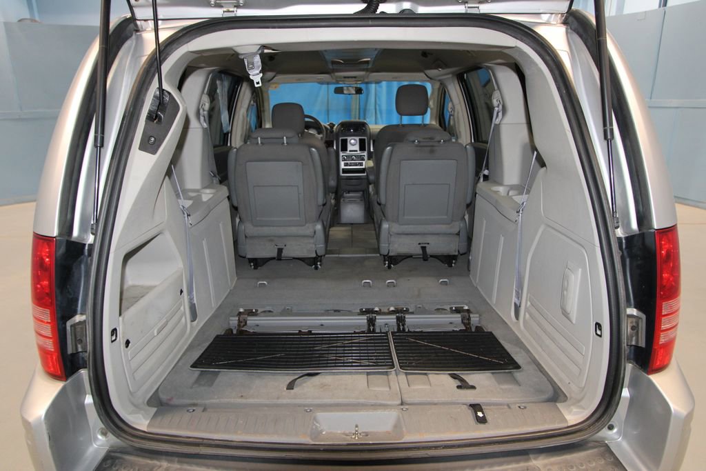 Used 2010 Chrysler Town & Country Touring image 32