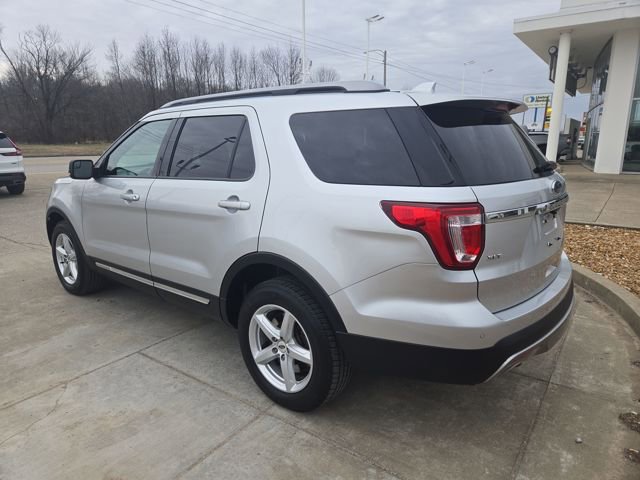 Used 2017 Ford Explorer XLT image 3