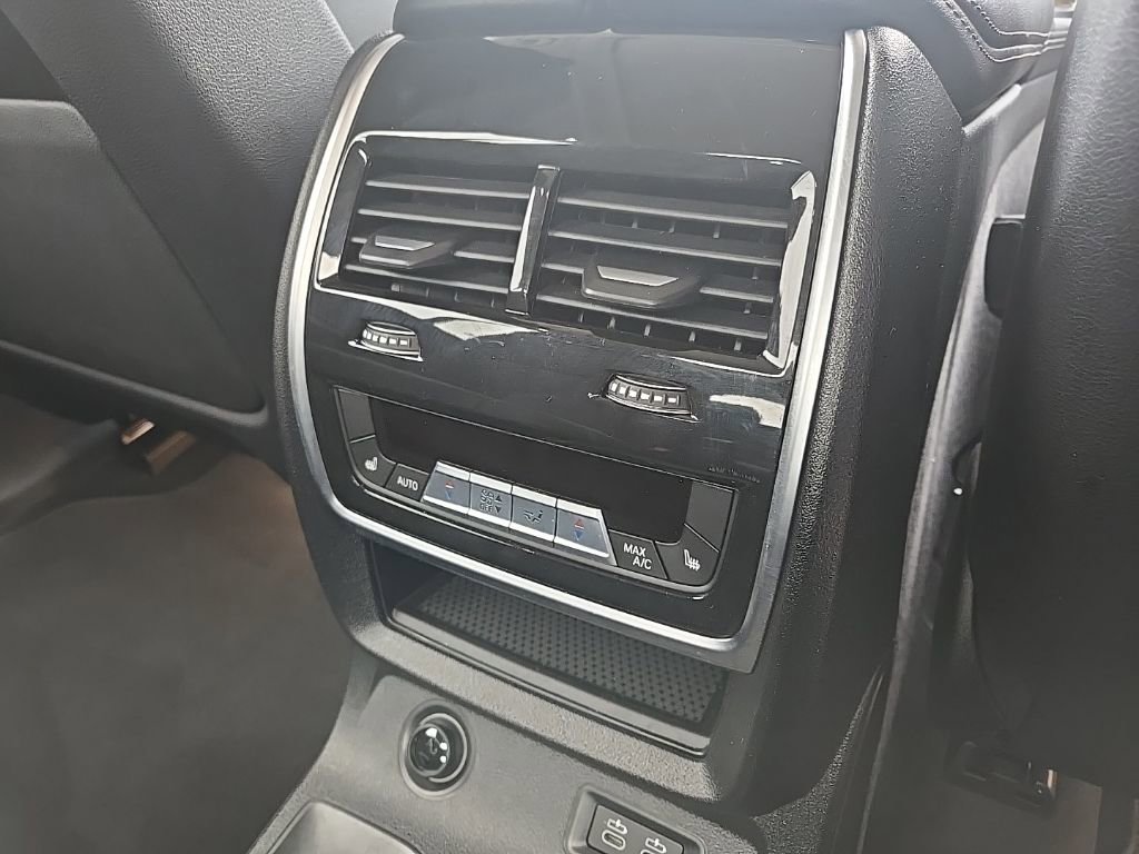 Used 2024 BMW X7 xDrive40i w/ Climate Comfort Package image 82