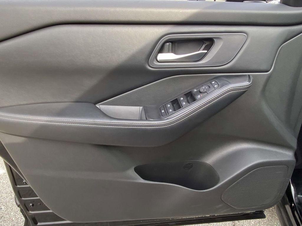 Used 2024 Nissan Rogue SV image 13