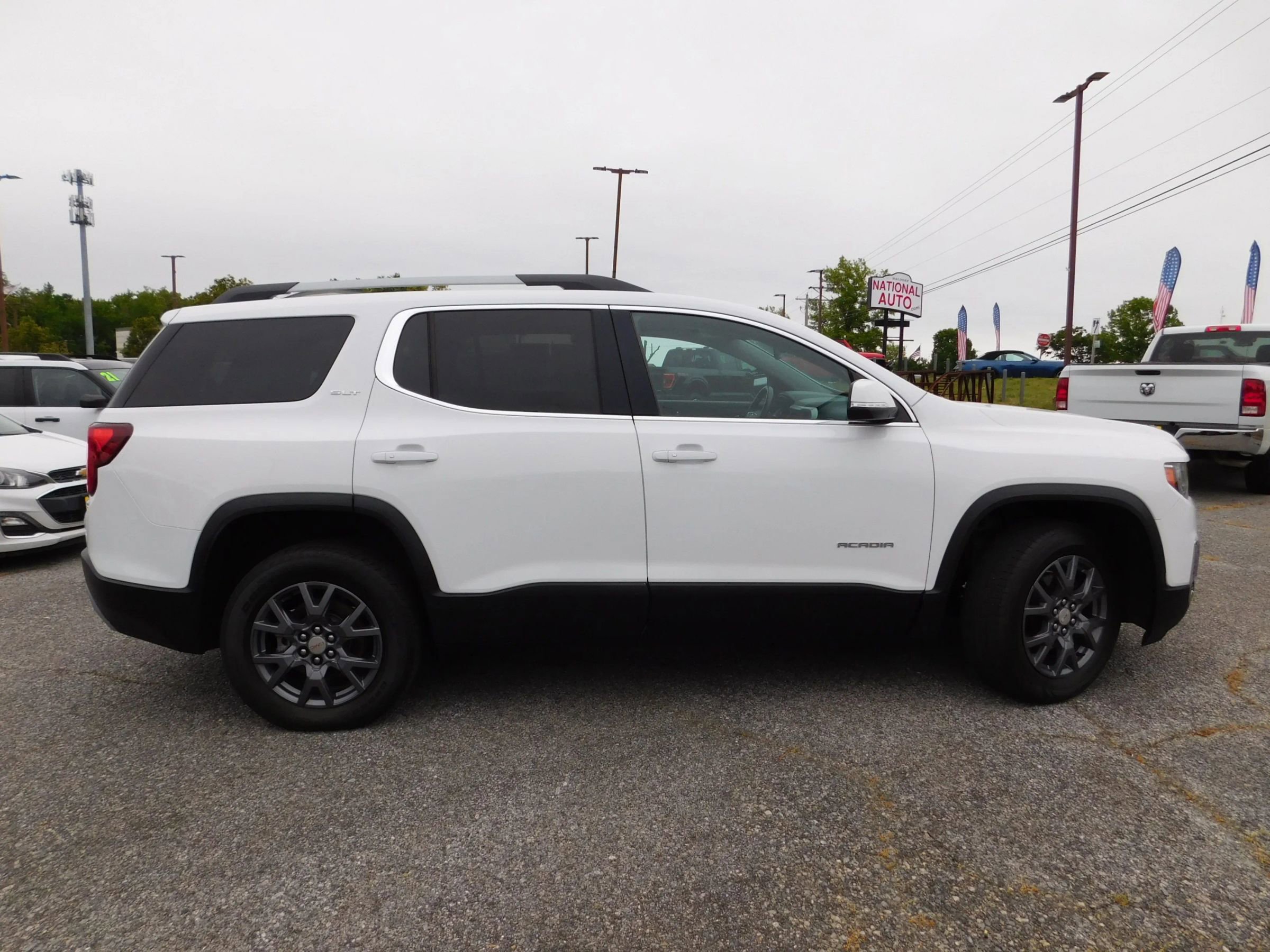 Used 2023 GMC Acadia SLT FWD image 4