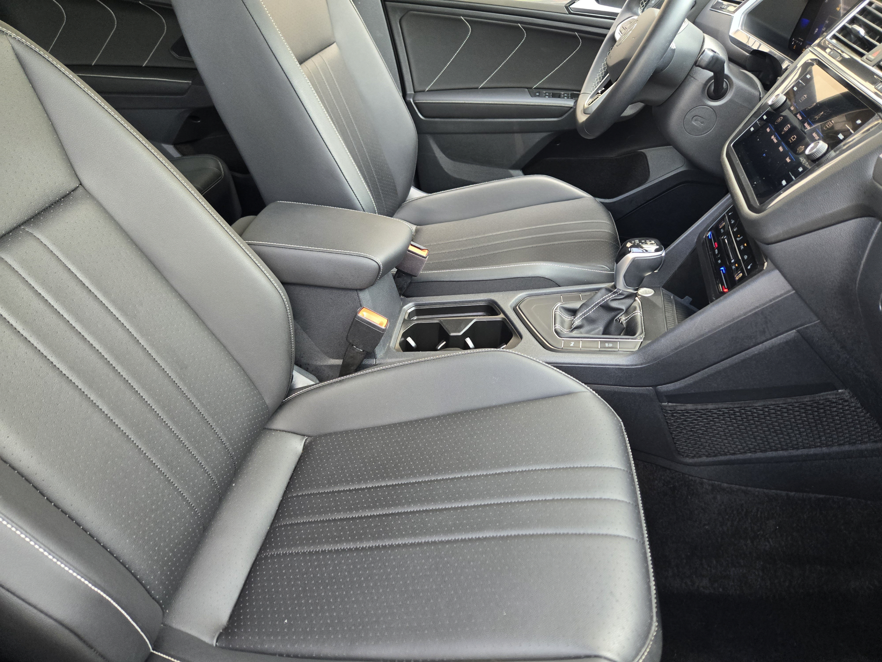 Used 2023 Volkswagen Tiguan SE R-Line FWD image 12