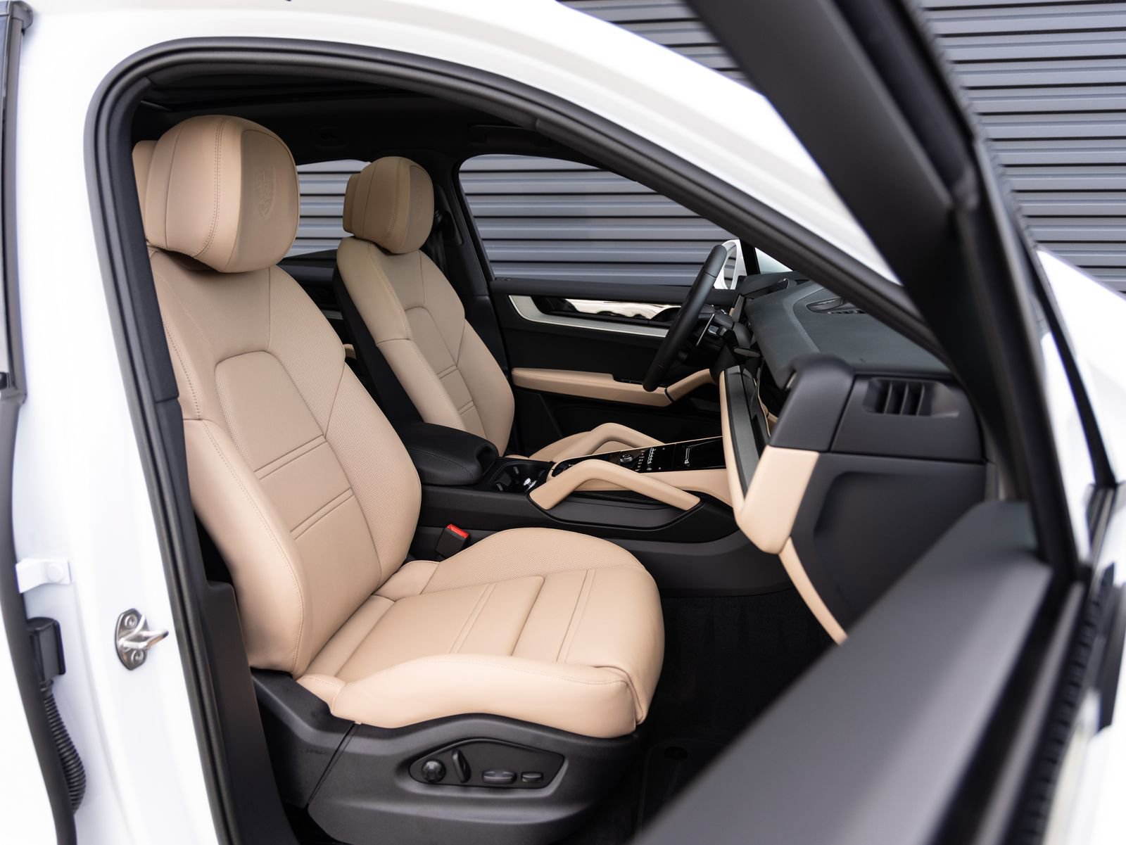 Certified 2026 Porsche Cayenne Coupe AWD/4WD image 34
