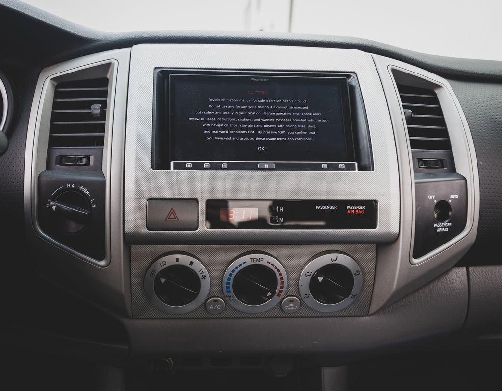 Used 2010 Toyota Tacoma 4x4 Access Cab V6 image 4