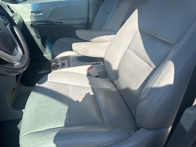Used 2015 Toyota Sienna XLE w/ XLE Navigation Package FWD image 9