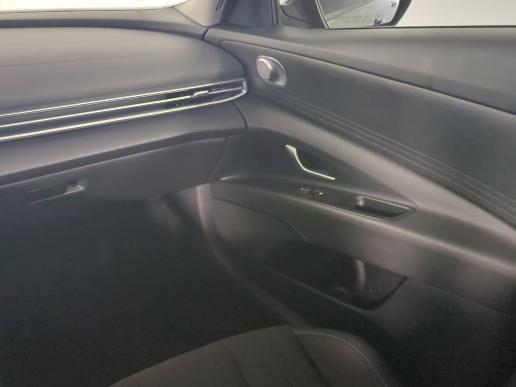 Used 2025 Hyundai Elantra Hybrid FWD image 18