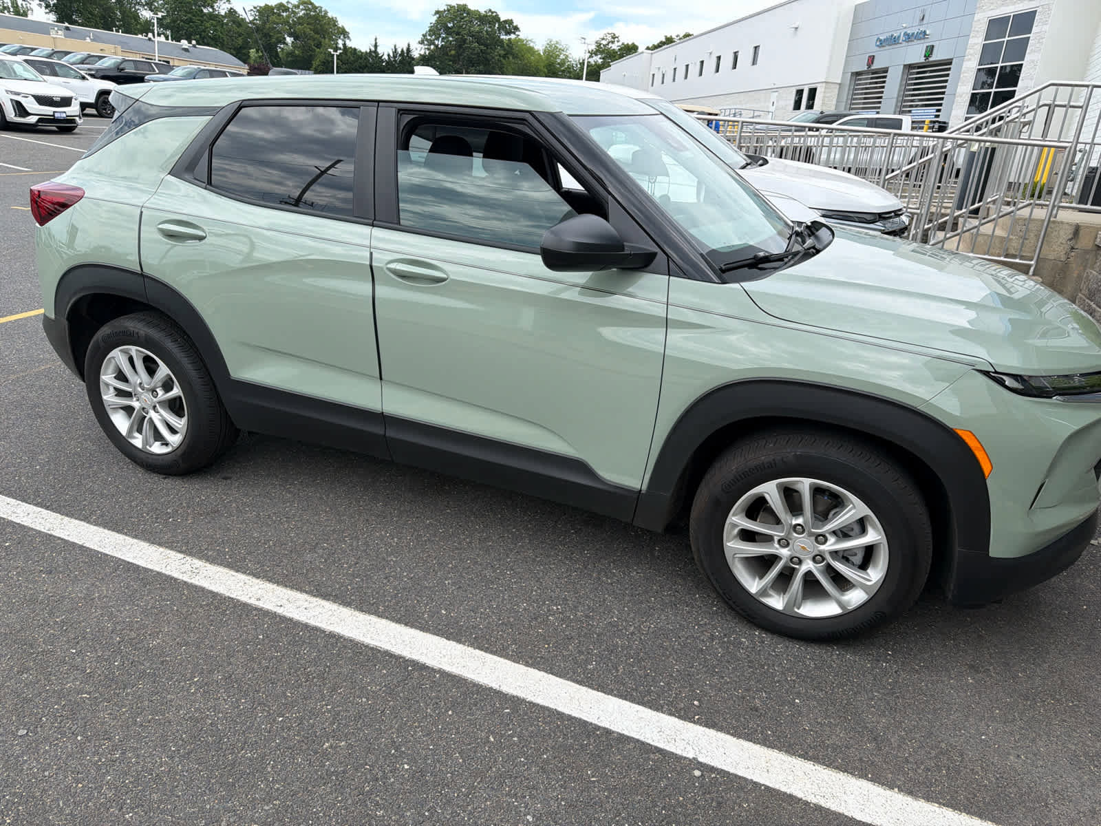 Used 2025 Chevrolet TrailBlazer LS w/ LS Convenience Package FWD image 2